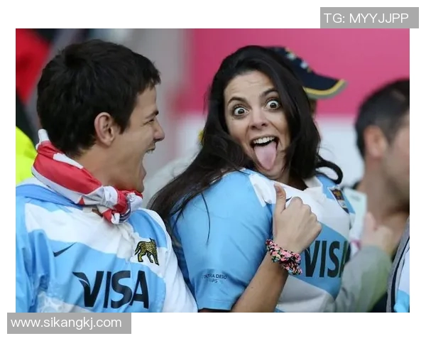 和女朋友一起欣赏足球明星的精彩瞬间与动人故事 和女朋友一起欣赏足球明星的精彩瞬间与动人故事