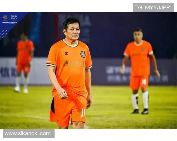 雷霆之力闪耀绿茵场足球明星们的传奇故事与成就解析